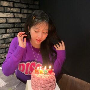 Kim Ye-won Instagram - 나 생일이었지 헤헤헿 ♥️