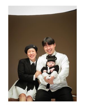 Kim Young-hee Instagram - 해서 100일때 👨‍👩‍👧
샵 예약 다 했다가 내몸 하나 외출이 아닌지라 
결국 많이 늦을거 같아 취소하고 
쌩얼로 머리 질끈 묶고  후다닥 찍음
.
로시언니 스타일링 덕분에
구색 맞춰 찍을수 있었던 100일사진
원본 올려봅니다~~~
.
순둥순둥한 둘 덕분에 감사하고 행복합니다👶🏻❤️🙆🏻‍♂️❤️