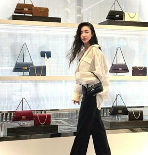 Kim Yun-jee Instagram - 제가 입은 @michaelkors 3가지 룩중 어떤게 가장 예쁜가요?🥰 어떤 착장이 가장 예쁜지 댓글 남겨주신 분들 중 2분께 마지막 사진 가방 선물해드립니다🫶🏻 #마이클코어스