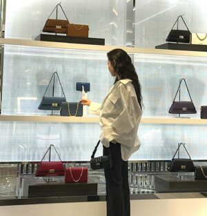 Kim Yun-jee Instagram - 제가 입은 @michaelkors 3가지 룩중 어떤게 가장 예쁜가요?🥰 어떤 착장이 가장 예쁜지 댓글 남겨주신 분들 중 2분께 마지막 사진 가방 선물해드립니다🫶🏻 #마이클코어스