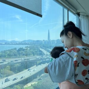 Kim Yun-jee Instagram - 너무 소중해서 아직 놓기 싫은 이번 여름☀️My MOST special summer yet☀️ cant wait to see what our next summer will look like with my baby Ella🩷 Byebye summer see you next year🙎🏽🙆🏻‍♀️👶🏻🩷