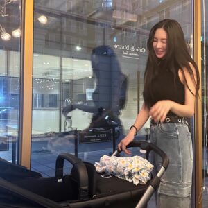 Kim Yun-jee Instagram - 너무 소중해서 아직 놓기 싫은 이번 여름☀️My MOST special summer yet☀️ cant wait to see what our next summer will look like with my baby Ella🩷 Byebye summer see you next year🙎🏽🙆🏻‍♀️👶🏻🩷