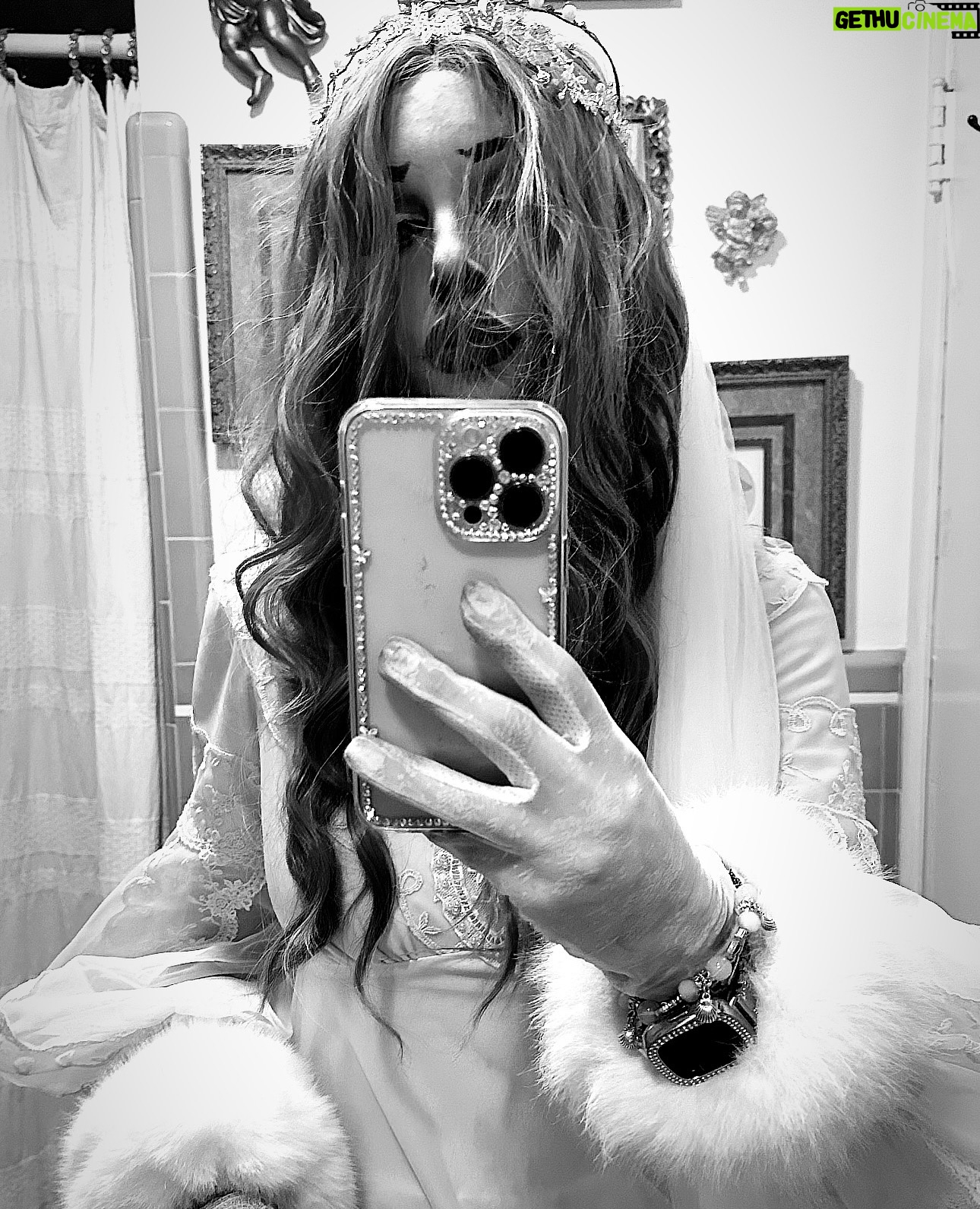 Kimberley Kates - 2.1K Likes - One of my favorite holidays…this year I was the Corpse Bride for those who asked. 🧟♀️👰🏼
Each Halloween, my sister transforms her garden into a whimsical wonderland, creating a magical escape where everyone can immerse themselves. She truly outdoes herself… 🧚🏻
And this year we were treated to live music with her husband’s band. 💗👻💗
#corpsebride #halloween #costumes #timburton #kimberleykates