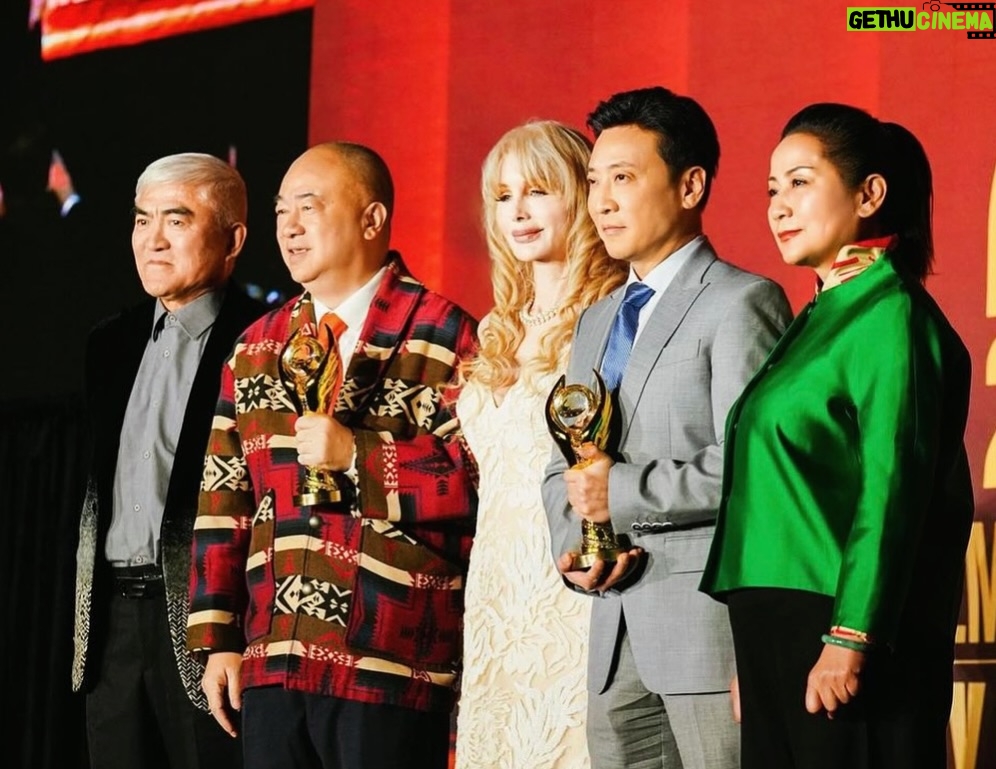 Kimberley Kates - 625 Likes - Giving awards out at the 20th Annual Chinese American Film & TV Festival and catching up with lots of friends. What a wonderful event. It’s broadcast to over one billion people in China, so no pressure ;)
Really had a wonderful time - and seeing Lisa Lu receive the Lifetime achievement award was very special. At 97 years old, she’s still working as an actress (Crazy Rich Asians, The Joy Luck Club, The Last Emperor) 🎬🤍🖤🤍 @cafilmfestival @dianamendozabeauty