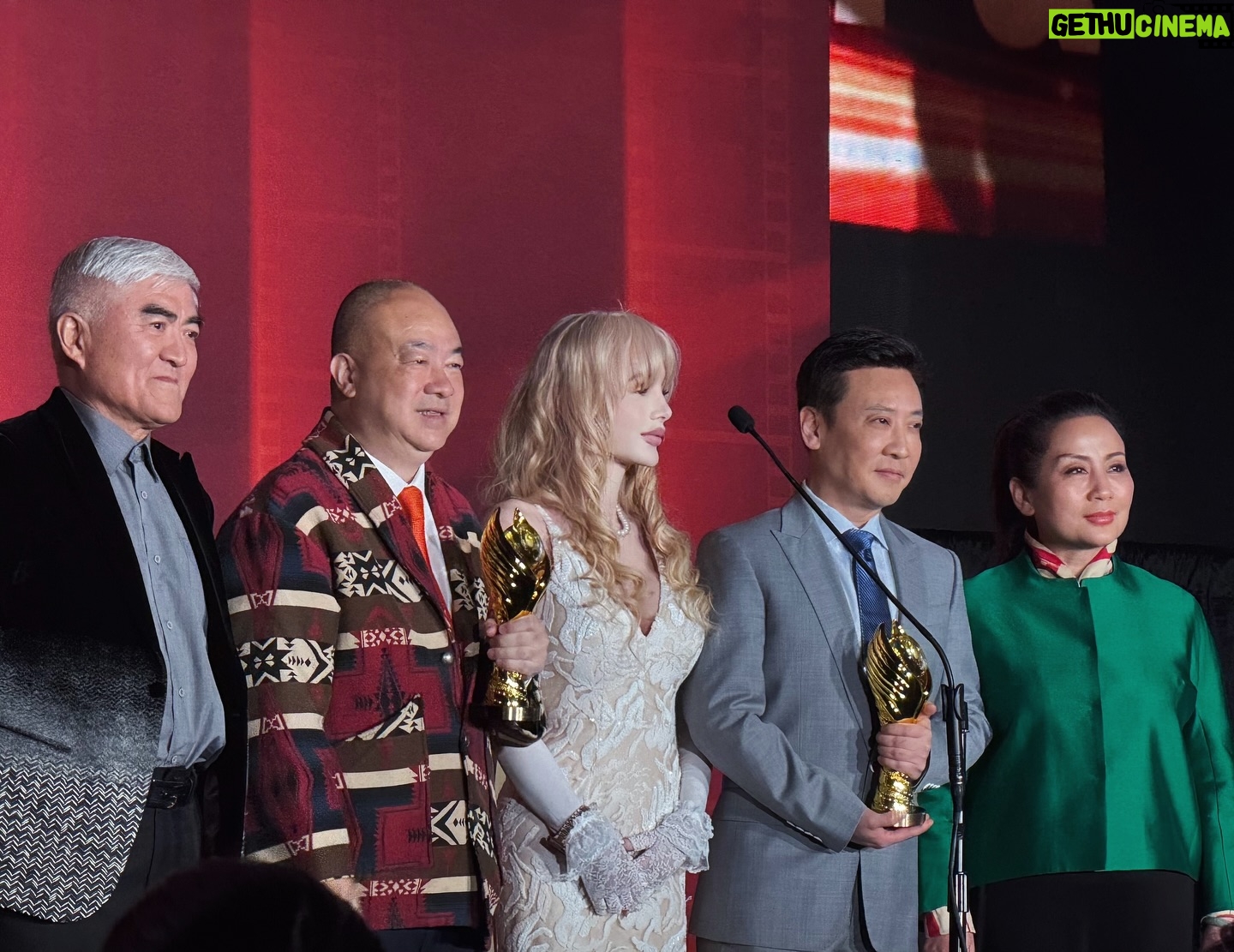 Kimberley Kates - 625 Likes - Giving awards out at the 20th Annual Chinese American Film & TV Festival and catching up with lots of friends. What a wonderful event. It’s broadcast to over one billion people in China, so no pressure ;)
Really had a wonderful time - and seeing Lisa Lu receive the Lifetime achievement award was very special. At 97 years old, she’s still working as an actress (Crazy Rich Asians, The Joy Luck Club, The Last Emperor) 🎬🤍🖤🤍 @cafilmfestival @dianamendozabeauty
