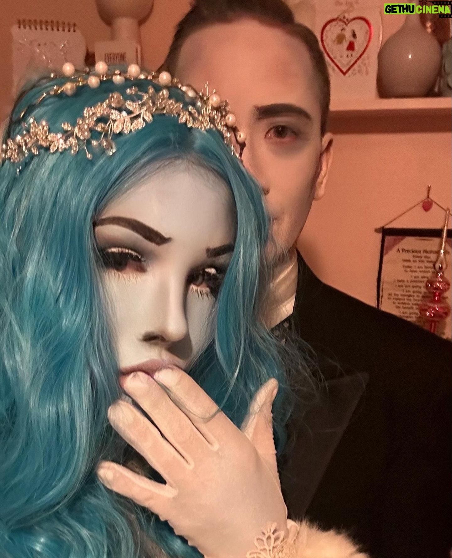 Kimberley Kates - 2.1K Likes - One of my favorite holidays…this year I was the Corpse Bride for those who asked. 🧟♀️👰🏼
Each Halloween, my sister transforms her garden into a whimsical wonderland, creating a magical escape where everyone can immerse themselves. She truly outdoes herself… 🧚🏻
And this year we were treated to live music with her husband’s band. 💗👻💗
#corpsebride #halloween #costumes #timburton #kimberleykates