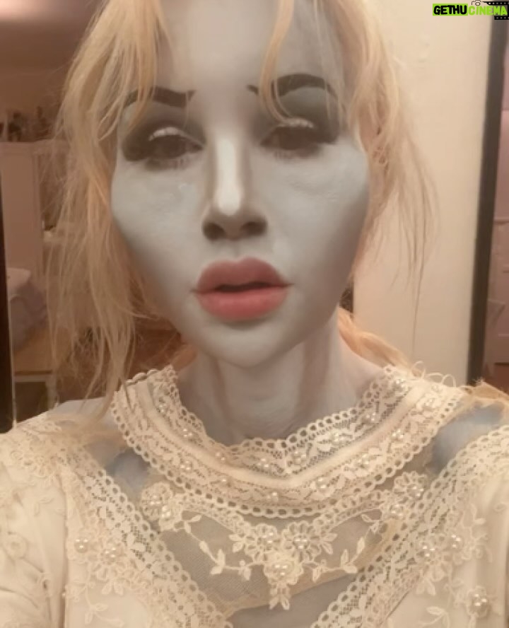 Kimberley Kates - 2.1K Likes - One of my favorite holidays…this year I was the Corpse Bride for those who asked. 🧟♀️👰🏼
Each Halloween, my sister transforms her garden into a whimsical wonderland, creating a magical escape where everyone can immerse themselves. She truly outdoes herself… 🧚🏻
And this year we were treated to live music with her husband’s band. 💗👻💗
#corpsebride #halloween #costumes #timburton #kimberleykates