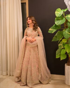 Kinza Hashmi Instagram - Festive vibes in my all time favourite @kanwalmalik.official🩷

#Kanwalmalikofficial #Festive #Weddings #Kanwalmalik