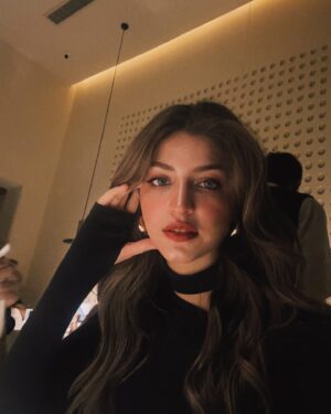 Kinza Hashmi Instagram - Good food, better vibes, best company 🥘✨