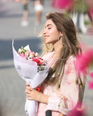 Kinza Hashmi Instagram - Seeing your stories and posts means so much. Keep making reels, tag me & @farhan_saeed ! 
Can’t wait to share some fun BTS soon. ✨
 #Khwabeeda