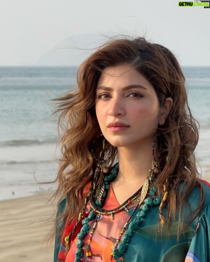 Kinza Hashmi - 244.8K Likes - It was such a fun shoot! Had a blast working on this project. 💫 Big thanks to @zparwez for the amazing direction and vision! 🎥✨
#VeloAd #FunTimes #Grateful