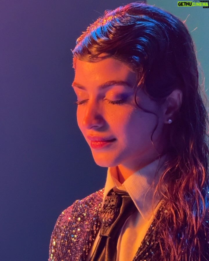 Kinza Hashmi - 244.8K Likes - It was such a fun shoot! Had a blast working on this project. 💫 Big thanks to @zparwez for the amazing direction and vision! 🎥✨
#VeloAd #FunTimes #Grateful