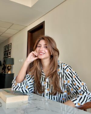Kinza Hashmi Instagram - My daisy era is all about self-care, good vibes, and Comfy Pajama. 🌼✨ @comfy.pajama 💕

Website link : https://comfy-pajama.com/

PR by @prprotalks