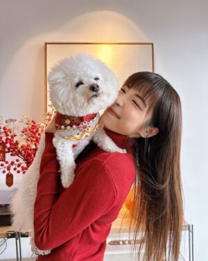 Kira Chan Instagram - 年初一🧧祝大家蛇年行大運🎊
最緊要身體健康！龍馬精神！
事事得心應手🙌🏻 心想事成❤️
今年保持正能量！搵多d💰
好好生活✨