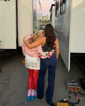 Kira Kosarin Instagram - CHERRY IS BACK in a brand new Thundermans: Undercover Wednesday at 7 on @nickelodeon 

Love you so so so much @audreywhitby pls be in every episode forever 🥹🍒

#PheebsAndCherry4Lyfe