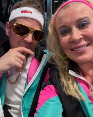 Kirsi Alm-Siira Instagram - Back to the 80’s 🩷🩵 Kiitos juhlista @heidisuomiofficial #heidi50