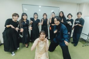 Kiyoe Yoshioka Instagram - .
いきものがかり路上ライブat 武道館🌟
一緒に最高の時間を作ってくれてどうもありがとうございました！
「会いたい」の編曲をしてくれた世武裕子さんはフランスからかけつけてくださいました✨
アンコールでは小田和正さんが来てくださり「SAKURA」「君住む街へ」を一緒に歌わせていただきました！
大感謝です🌟

お陰さまで今日で結成２５周年🌸
いつもありがとうございます！
これからもよろしくお願いします😆

📸  by @teppeikishida