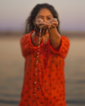 Krishna Mukherjee Instagram - Mahakumbh Shahi Snan 2025🙏🏻

देवि! सुरेश्वरि! भगवति! गंगे त्रिभुवनतारिणि तरलतरंगे ।
शंकरमौलिविहारिणि विमले मम मतिरास्तां तव पदकमले ॥ 1 ॥

भागीरथिसुखदायिनि मातस्तव जलमहिमा निगमे ख्यातः ।
नाहं जाने तव महिमानं पाहि कृपामयि मामज्ञानम् ॥ 2 ॥

हरिपदपाद्यतरंगिणि गंगे हिमविधुमुक्ताधवलतरंगे ।
दूरीकुरु मम दुष्कृतिभारं कुरु कृपया भवसागरपारम् ॥ 3 ॥

तव जलममलं येन निपीतं परमपदं खलु तेन गृहीतम् ।
मातर्गंगे त्वयि यो भक्तः किल तं द्रष्टुं न यमः शक्तः ॥ 4 ॥

पतितोद्धारिणि जाह्नवि गंगे खंडित गिरिवरमंडित भंगे ।
भीष्मजननि हे मुनिवरकन्ये पतितनिवारिणि त्रिभुवन धन्ये ॥ 5 ॥

कल्पलतामिव फलदां लोके प्रणमति यस्त्वां न पतति शोके ।
पारावारविहारिणि गंगे विमुखयुवति कृततरलापांगे ॥ 6 ॥

तव चेन्मातः स्रोतः स्नातः पुनरपि जठरे सोपि न जातः ।
नरकनिवारिणि जाह्नवि गंगे कलुषविनाशिनि महिमोत्तुंगे ॥ 7 ॥

पुनरसदंगे पुण्यतरंगे जय जय जाह्नवि करुणापांगे ।
इंद्रमुकुटमणिराजितचरणे सुखदे शुभदे भृत्यशरण्ये ॥ 8 ॥

रोगं शोकं तापं पापं हर मे भगवति कुमतिकलापम् ।
त्रिभुवनसारे वसुधाहारे त्वमसि गतिर्मम खलु संसारे ॥ 9 ॥

अलकानंदे परमानंदे कुरु करुणामयि कातरवंद्ये ।
तव तटनिकटे यस्य निवासः खलु वैकुंठे तस्य निवासः ॥ 10 ॥

वरमिह नीरे कमठो मीनः किं वा तीरे शरटः क्षीणः ।
अथवाश्वपचो मलिनो दीनस्तव न हि दूरे नृपतिकुलीनः ॥ 11 ॥

भो भुवनेश्वरि पुण्ये धन्ये देवि द्रवमयि मुनिवरकन्ये ।
गंगास्तवमिमममलं नित्यं पठति नरो यः स जयति सत्यम् ॥ 12 ॥

येषां हृदये गंगा भक्तिस्तेषां भवति सदा सुखमुक्तिः ।
मधुराकंता पंझटिकाभिः परमानंदकलितललिताभिः ॥ 13 ॥

गंगास्तोत्रमिदं भवसारं वांछितफलदं विमलं सारम् ।
शंकरसेवक शंकर रचितं पठति सुखीः तव इति च समाप्तः ॥ 14 ॥
Har Har Gange 🙏🏻 Har Har Mahadev 🙏🏻