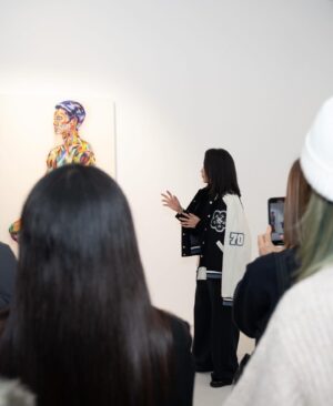 Kristy Cha Ray Chu Instagram - 記得三月份初次踏進誠品畫廊北京，就被這空間驚艷到，心裡想，什麼時候我也能在這兒辦展…

等到確認要做這個展，開始緊張到不行，不知道要拿什麼來面對大家，心情起伏高高低低，白天上課教書、晚上埋頭畫畫，沒有一刻喘息，深怕作品不夠。

來到選擇展品的階段，又陷入了好多個兩難，為什麼選這幅、沒有選那一幅？為什麼略過了更能代表我心境的畫，這些都是我創作出來的寶貝，沒有人比我更了解它們…

總之，好多的擔憂、好幾個星期都睡不著，甚至一度讓我對這個展、對自己產生了質疑。

記得距離開展不到一週，那天在大安森林公園慢跑，手機簡訊響起，打開是誠品畫廊趙琍總監傳來的訊息，我一邊看一邊哭，雖然只有短短一句，但已足夠。

她說我大器晚成，說我的時間到了，當下的感覺是，就算全世界都沒有人懂，也阻止不了我一直畫下去。

我一邊跑，眼淚鼻涕止不住（上一次哭成這樣，是跟人告白），像我外表這麼強大的人，竟然禁不住一句讚美，只想趕緊衝回工作室，把這輩子要畫的一口氣全部畫完。

等到開展前一天，踏進展廳的那一刻，才終於理解趙琍的用心，我不得不佩服她的vision，明明是我的作品，她卻比我更善待更珍惜、更懂它們。

感謝她看見了我，相信我，排除萬難，投入了極大的心力精力，讓這個展如此完美且超乎想像的呈現，讓我站上夢想的舞台，去實現我一生追求的。

當然，少了團隊的任何一個人，這個展是無法成行的，感謝誠品畫廊北京/台北的同仁，從初步構想、清單擬定、展品打包、貨櫃運送、主視覺設計、展場規劃、布展、開幕、媒體公關等等，幾個月的籌備到順利開展，大家都辛苦了！

感謝藝術家劉小東、喻紅夫婦、德國策展人Heins-Norbert Jocks以及北京的藝術圈朋友們蒞臨現場，感謝策展人楊天歌博士從他的視角，給予我的創作生涯最精闢的剖析（序文），感謝藝術評論家陳晞的肯定與動人文字（序文），感謝詩人劉道一，在單向空間為我和粉絲舉辦了一場難忘的對談。

感謝弟弟一家人的相伴，我的最強後盾，由於北京氣溫零下，顧慮到媽媽的狀況，因此沒有同行（我有一直上傳畫面給她看，讓她開心放心）。

感謝我的幕後團隊Zon、Vita一路的支持相挺，小P小柚克旻的監督加持，Rufus的鼓勵，Jiazhen的祝福。感謝柔堅從蘇州站起，每一場為我訂製的花，感謝Zhiying導演送來美麗的花朵。

感謝大立老師第一時間在網上分享人潮爆滿的盛況，感謝Absolute Vanzarx送來的鸚鵡螺，感謝實踐媒傳校友文萱、澤融特別前來。感謝我的妝髮老師雯子，讓我美到不行，感謝我的學生唐承恩，接下了這艱難的拍攝任務。

最後最重要的是我的粉絲朋友，我最喜歡問你從哪裡來？聽你們說自己的故事，我喜歡在紙上為你們畫愛心，喜歡看你們的眼睛，閃閃發光、充滿希望，你們總是把歡笑給我，告訴我你們有多愛我…

我也想說 I love you just the way you are（我愛你因為你是你）謝謝你們，已經等不及再見面了～

曲家瑞個展
誠品畫廊北京 @eslitegallery 
展期：2024/12/21(六)-2025/01/19(日)
地點：北京市朝陽區酒仙橋路2號798藝術區，797路B06
時間：11am-6pm，週二-週日(週一公休)

#曲家瑞個展 #誠品畫廊北京

🎈趕緊分享這個展給你的朋友喔