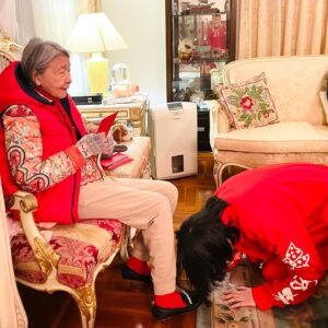 Kristy Cha Ray Chu Instagram - 初一凌晨零時放鞭炮，拜天地、拜祖先。接著給家中最年長的長輩拜年，一定要磕頭、說吉祥話，最後大家圍在一起吃熱騰騰的元寶（水餃）。

已經好幾十年了，從我小小時候一路磕到現在，我們家依然維持這個傳統，媽媽座位旁空著的位置（原本爸爸的椅子），這些年也一直保留著。

拜年也要長幼有序，從子女輩份最大的開始，我排行老二，姊姊講完馬上輪到我發揮，我妹排行老么，吉祥話都被我們說完，她只能跪著滑手機求救。

接著媽媽發紅包給我們，媽媽的紅包最珍貴，握在手裡暖在心裡，一年就等這一刻。

收下媽媽給的紅包，我趕緊拿出我準備的，媽媽說紅包不在多少，孩子的心意是她最大的安慰。

但我還是包了一個大紅包，裡面裝的是我對她說不盡的愛與感謝。

媽媽說除了身體健康
平安就是福❤️
媽媽和我祝大家新年快樂
一整年平平安安、順順利利

ps 下面這句是我剛剛學來的
#祝大家做什麼都蛇ccessful 🐍🐍💚💛🩵💜🩷❤️
還有其他好玩的蛇祝賀嗎？