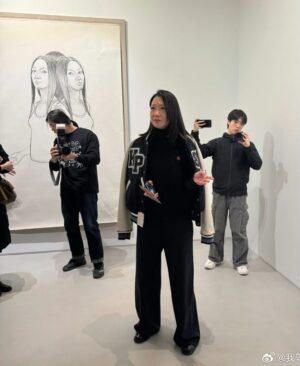 Kristy Cha Ray Chu Instagram - 記得三月份初次踏進誠品畫廊北京，就被這空間驚艷到，心裡想，什麼時候我也能在這兒辦展…

等到確認要做這個展，開始緊張到不行，不知道要拿什麼來面對大家，心情起伏高高低低，白天上課教書、晚上埋頭畫畫，沒有一刻喘息，深怕作品不夠。

來到選擇展品的階段，又陷入了好多個兩難，為什麼選這幅、沒有選那一幅？為什麼略過了更能代表我心境的畫，這些都是我創作出來的寶貝，沒有人比我更了解它們…

總之，好多的擔憂、好幾個星期都睡不著，甚至一度讓我對這個展、對自己產生了質疑。

記得距離開展不到一週，那天在大安森林公園慢跑，手機簡訊響起，打開是誠品畫廊趙琍總監傳來的訊息，我一邊看一邊哭，雖然只有短短一句，但已足夠。

她說我大器晚成，說我的時間到了，當下的感覺是，就算全世界都沒有人懂，也阻止不了我一直畫下去。

我一邊跑，眼淚鼻涕止不住（上一次哭成這樣，是跟人告白），像我外表這麼強大的人，竟然禁不住一句讚美，只想趕緊衝回工作室，把這輩子要畫的一口氣全部畫完。

等到開展前一天，踏進展廳的那一刻，才終於理解趙琍的用心，我不得不佩服她的vision，明明是我的作品，她卻比我更善待更珍惜、更懂它們。

感謝她看見了我，相信我，排除萬難，投入了極大的心力精力，讓這個展如此完美且超乎想像的呈現，讓我站上夢想的舞台，去實現我一生追求的。

當然，少了團隊的任何一個人，這個展是無法成行的，感謝誠品畫廊北京/台北的同仁，從初步構想、清單擬定、展品打包、貨櫃運送、主視覺設計、展場規劃、布展、開幕、媒體公關等等，幾個月的籌備到順利開展，大家都辛苦了！

感謝藝術家劉小東、喻紅夫婦、德國策展人Heins-Norbert Jocks以及北京的藝術圈朋友們蒞臨現場，感謝策展人楊天歌博士從他的視角，給予我的創作生涯最精闢的剖析（序文），感謝藝術評論家陳晞的肯定與動人文字（序文），感謝詩人劉道一，在單向空間為我和粉絲舉辦了一場難忘的對談。

感謝弟弟一家人的相伴，我的最強後盾，由於北京氣溫零下，顧慮到媽媽的狀況，因此沒有同行（我有一直上傳畫面給她看，讓她開心放心）。

感謝我的幕後團隊Zon、Vita一路的支持相挺，小P小柚克旻的監督加持，Rufus的鼓勵，Jiazhen的祝福。感謝柔堅從蘇州站起，每一場為我訂製的花，感謝Zhiying導演送來美麗的花朵。

感謝大立老師第一時間在網上分享人潮爆滿的盛況，感謝Absolute Vanzarx送來的鸚鵡螺，感謝實踐媒傳校友文萱、澤融特別前來。感謝我的妝髮老師雯子，讓我美到不行，感謝我的學生唐承恩，接下了這艱難的拍攝任務。

最後最重要的是我的粉絲朋友，我最喜歡問你從哪裡來？聽你們說自己的故事，我喜歡在紙上為你們畫愛心，喜歡看你們的眼睛，閃閃發光、充滿希望，你們總是把歡笑給我，告訴我你們有多愛我…

我也想說 I love you just the way you are（我愛你因為你是你）謝謝你們，已經等不及再見面了～

曲家瑞個展
誠品畫廊北京 @eslitegallery 
展期：2024/12/21(六)-2025/01/19(日)
地點：北京市朝陽區酒仙橋路2號798藝術區，797路B06
時間：11am-6pm，週二-週日(週一公休)

#曲家瑞個展 #誠品畫廊北京

🎈趕緊分享這個展給你的朋友喔