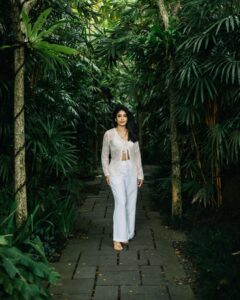 Actress Kritika Kamra HD Photos and Wallpapers March 2025