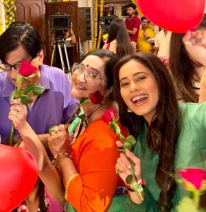 Krutika Desai Khan Instagram - Happy Valentine’s Day 🌹✨♥️ 

#valentines #happyvalentinesday #potd #love #laughter #bts #onscreen #family #famjam #anupamaa #dkp #starplus #happiness #positivevibes #gratitude #spreadlove