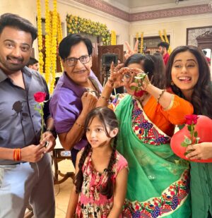 Krutika Desai Khan Instagram - Happy Valentine’s Day 🌹✨♥️ 

#valentines #happyvalentinesday #potd #love #laughter #bts #onscreen #family #famjam #anupamaa #dkp #starplus #happiness #positivevibes #gratitude #spreadlove