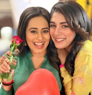 Krutika Desai Khan Instagram - Happy Valentine’s Day 🌹✨♥️ 

#valentines #happyvalentinesday #potd #love #laughter #bts #onscreen #family #famjam #anupamaa #dkp #starplus #happiness #positivevibes #gratitude #spreadlove