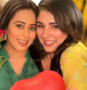 Krutika Desai Khan Instagram - Happy Valentine’s Day 🌹✨♥️ 

#valentines #happyvalentinesday #potd #love #laughter #bts #onscreen #family #famjam #anupamaa #dkp #starplus #happiness #positivevibes #gratitude #spreadlove
