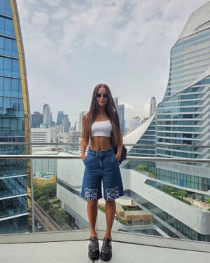 Kseniia Mishyna Instagram - Дивовижний процес — життя. 
Поток атомів крізь простір і час, безкінечна послідовність подій, що набувають форми й одразу зникають🤭