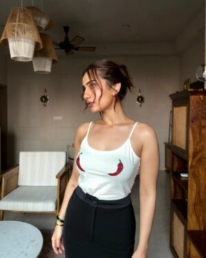 Kusha Kapila Instagram - mirchi core 

🌶️🌶️🌶️

Styled by: @dollaypop
Asst: @siyaamannuja @_nandinikanodia_
Top: @mirchibykim 
Skirt: @wearcecil 
Jewels: @amamajewels
Hair: @swapnilkashid_ 
Makeup: @elishab_mua