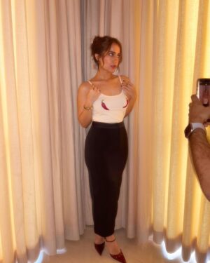 Kusha Kapila Instagram - mirchi core 

🌶️🌶️🌶️

Styled by: @dollaypop
Asst: @siyaamannuja @_nandinikanodia_
Top: @mirchibykim 
Skirt: @wearcecil 
Jewels: @amamajewels
Hair: @swapnilkashid_ 
Makeup: @elishab_mua