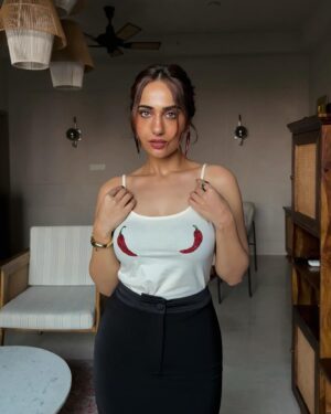 Kusha Kapila Instagram - mirchi core 

🌶️🌶️🌶️

Styled by: @dollaypop
Asst: @siyaamannuja @_nandinikanodia_
Top: @mirchibykim 
Skirt: @wearcecil 
Jewels: @amamajewels
Hair: @swapnilkashid_ 
Makeup: @elishab_mua