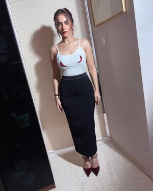 Kusha Kapila Instagram - mirchi core 

🌶️🌶️🌶️

Styled by: @dollaypop
Asst: @siyaamannuja @_nandinikanodia_
Top: @mirchibykim 
Skirt: @wearcecil 
Jewels: @amamajewels
Hair: @swapnilkashid_ 
Makeup: @elishab_mua