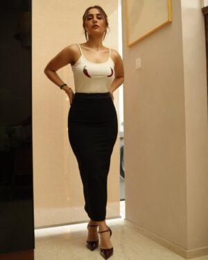 Kusha Kapila Instagram - mirchi core 

🌶️🌶️🌶️

Styled by: @dollaypop
Asst: @siyaamannuja @_nandinikanodia_
Top: @mirchibykim 
Skirt: @wearcecil 
Jewels: @amamajewels
Hair: @swapnilkashid_ 
Makeup: @elishab_mua