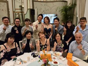 Kym Ng Instagram - Thank you for sharing this beautiful moment @angx10 ❤️ Congratulations to Jessica and JieHao 👩‍❤️‍👨 #祝贺 #祝福 #永浴爱河 🩷🩵
#aboutlastnight