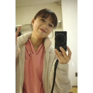 Kyoko Yoshine Instagram - 今夜22時から「まどか26歳、研修医やってます！」
第6話の放送です🩺

5話6話は救命救急科なので
いつもと違うスクラブなのですが、
私の目印はピンクのスクラブだったようで
スタッフさんに何度か「まどか見失った」と言われました。笑

6話は救命救急科で学ぶチームとは、のお話です。

そして私は大好きなシーンがあって
10回くらい巻き戻して見ました😂
今日もドクターK＆Q太に大注目です！

そしてみんなでフラッシュモブもしました👗
もりもりな第6話。好きな回だなぁ。
楽しんで見ていただけたら嬉しいです！

懐かしき写真も載せておきます📷

#まどか26歳