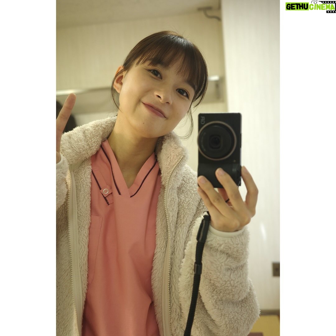 Kyoko Yoshine - 58.7K Likes - 今夜22時から「まどか26歳、研修医やってます!」
第6話の放送です🩺
5話6話は救命救急科なので
いつもと違うスクラブなのですが、
私の目印はピンクのスクラブだったようで
スタッフさんに何度か「まどか見失った」と言われました。笑
6話は救命救急科で学ぶチームとは、のお話です。
そして私は大好きなシーンがあって
10回くらい巻き戻して見ました😂
今日もドクターK&Q太に大注目です!
そしてみんなでフラッシュモブもしました👗
もりもりな第6話。好きな回だなぁ。
楽しんで見ていただけたら嬉しいです!
懐かしき写真も載せておきます📷
#まどか26歳