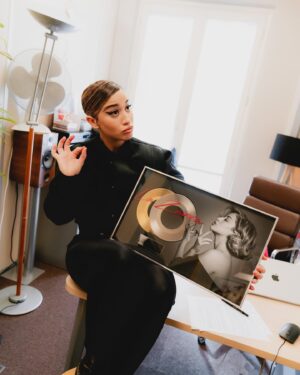 La Zarra Instagram - Tellement fière de nous, « Tu t’en iras » est single de platine .

Merci à @bennyadam2024 mon âme -frère ,pour ce magnifique cadeau. 
Merci aux frérots @banxnranx pour votre confiance.
Merci à @iamwidgoodson pour ta détermination.
Vers l’infini et plus loin encore 🚀

Merci à @polydorfrance et @umusic 🙏🏻

Merci aux radios et aux plateformes pour leurs soutiens.

Merci au public c’est grâce à vous si je peux chanter 🌹

-
So proud of us, « Tu t’en iras » is now Platinum 😍

Thanks to @bennyadam2024 @banxnranx @iamwidgoodson for your work dedication and your trust.

Thanks to @polydorfrance and @umusic 🙏🏼
-
📸 @flo_pernet