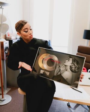 La Zarra Instagram - Tellement fière de nous, « Tu t’en iras » est single de platine .

Merci à @bennyadam2024 mon âme -frère ,pour ce magnifique cadeau. 
Merci aux frérots @banxnranx pour votre confiance.
Merci à @iamwidgoodson pour ta détermination.
Vers l’infini et plus loin encore 🚀

Merci à @polydorfrance et @umusic 🙏🏻

Merci aux radios et aux plateformes pour leurs soutiens.

Merci au public c’est grâce à vous si je peux chanter 🌹

-
So proud of us, « Tu t’en iras » is now Platinum 😍

Thanks to @bennyadam2024 @banxnranx @iamwidgoodson for your work dedication and your trust.

Thanks to @polydorfrance and @umusic 🙏🏼
-
📸 @flo_pernet