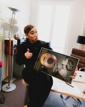 La Zarra Instagram - Tellement fière de nous, « Tu t’en iras » est single de platine .

Merci à @bennyadam2024 mon âme -frère ,pour ce magnifique cadeau. 
Merci aux frérots @banxnranx pour votre confiance.
Merci à @iamwidgoodson pour ta détermination.
Vers l’infini et plus loin encore 🚀

Merci à @polydorfrance et @umusic 🙏🏻

Merci aux radios et aux plateformes pour leurs soutiens.

Merci au public c’est grâce à vous si je peux chanter 🌹

-
So proud of us, « Tu t’en iras » is now Platinum 😍

Thanks to @bennyadam2024 @banxnranx @iamwidgoodson for your work dedication and your trust.

Thanks to @polydorfrance and @umusic 🙏🏼
-
📸 @flo_pernet