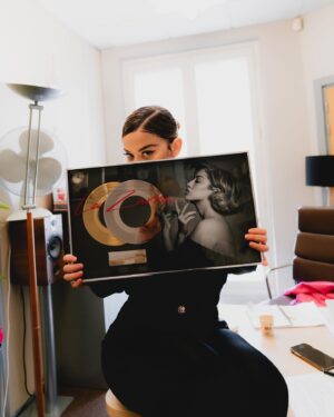 La Zarra Instagram - Tellement fière de nous, « Tu t’en iras » est single de platine .

Merci à @bennyadam2024 mon âme -frère ,pour ce magnifique cadeau. 
Merci aux frérots @banxnranx pour votre confiance.
Merci à @iamwidgoodson pour ta détermination.
Vers l’infini et plus loin encore 🚀

Merci à @polydorfrance et @umusic 🙏🏻

Merci aux radios et aux plateformes pour leurs soutiens.

Merci au public c’est grâce à vous si je peux chanter 🌹

-
So proud of us, « Tu t’en iras » is now Platinum 😍

Thanks to @bennyadam2024 @banxnranx @iamwidgoodson for your work dedication and your trust.

Thanks to @polydorfrance and @umusic 🙏🏼
-
📸 @flo_pernet