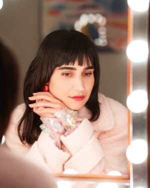 Laleh Pourkarim Instagram - Längtar till sommarens turné vänner.. 
Det ska bli magiskt att få framföra denna låten tillsammans med er, tillägnat alla vänner er där ute ❤️ 

Det finns många ljus därute.