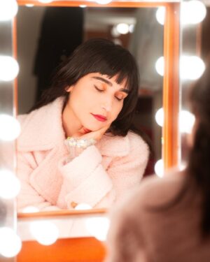 Laleh Pourkarim Instagram - Längtar till sommarens turné vänner.. 
Det ska bli magiskt att få framföra denna låten tillsammans med er, tillägnat alla vänner er där ute ❤️ 

Det finns många ljus därute.