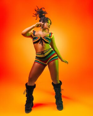 Larissa Luz Instagram - 🔥✨ FIRE!!!!! Amanhã tem Quintas Dance Hall , estarei lá metendo dança e fazendo participação, quem vamos?! ⚡️ 

Hair: @edemilsonandradee 
Make: @soujadealves 
Produção : @falecomxulia 
📸 @caiolirio