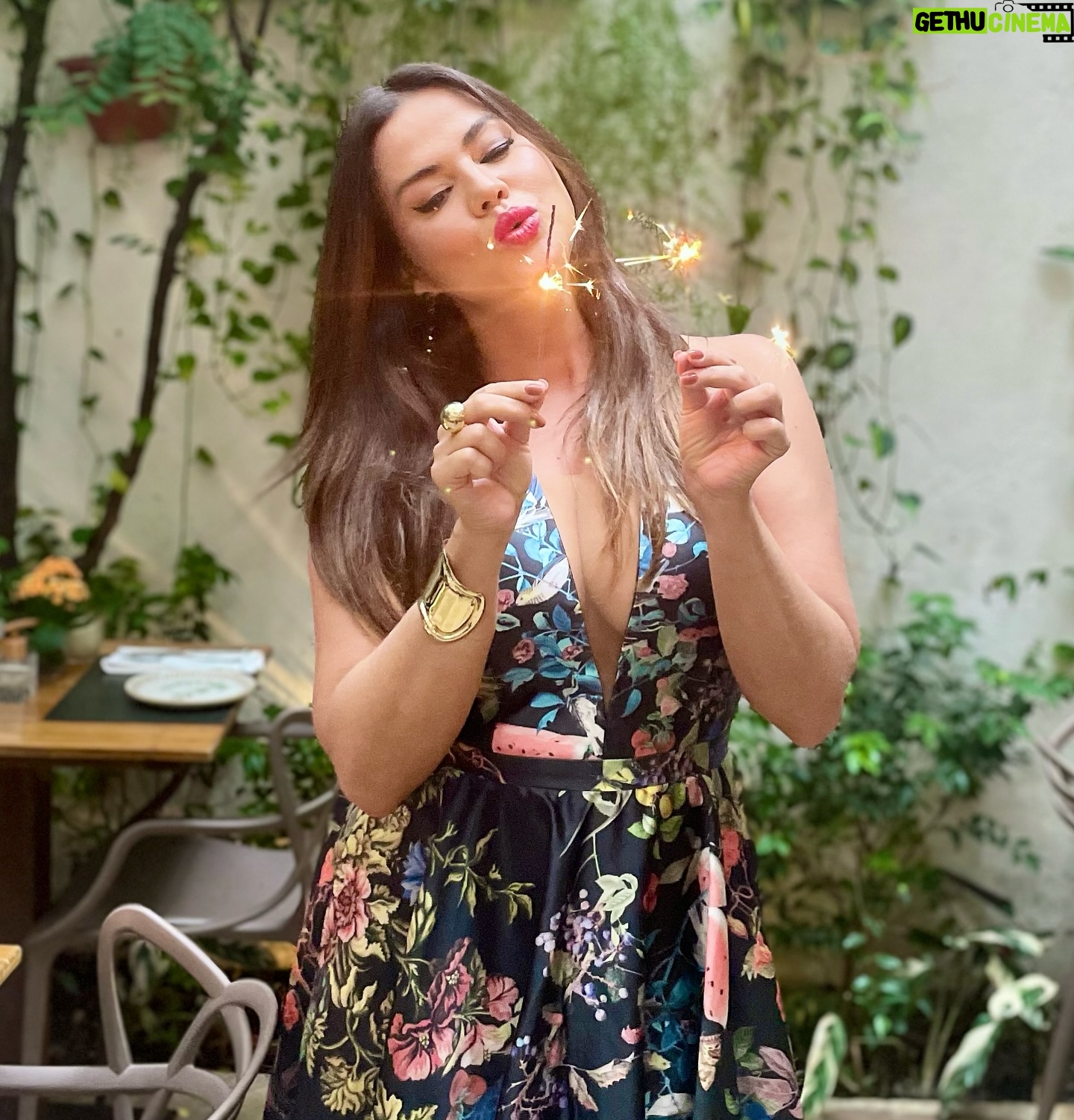 Laryssa Dias - 864 Likes - Meu Aniversário ✨🎂🌟🥂
15.01.2025
Eu comemoro muito, me emociono, reúno todos que eu amo, como bolo e agradeço 🙏🏻
Hoje será a quarta-feira mais animada do planeta!!!!
E só estou começando as comemorações por aqui!!! Hihihi 💫✨
Que seja leve e intenso, que seja luminoso e amoroso 🤍
Lary ✨
Make up by incrível @laiseallmeida @fiodecordel__
Bolo que amo by @tica.mel
#mybirthday #aniversário #laryssadias #mood #2025