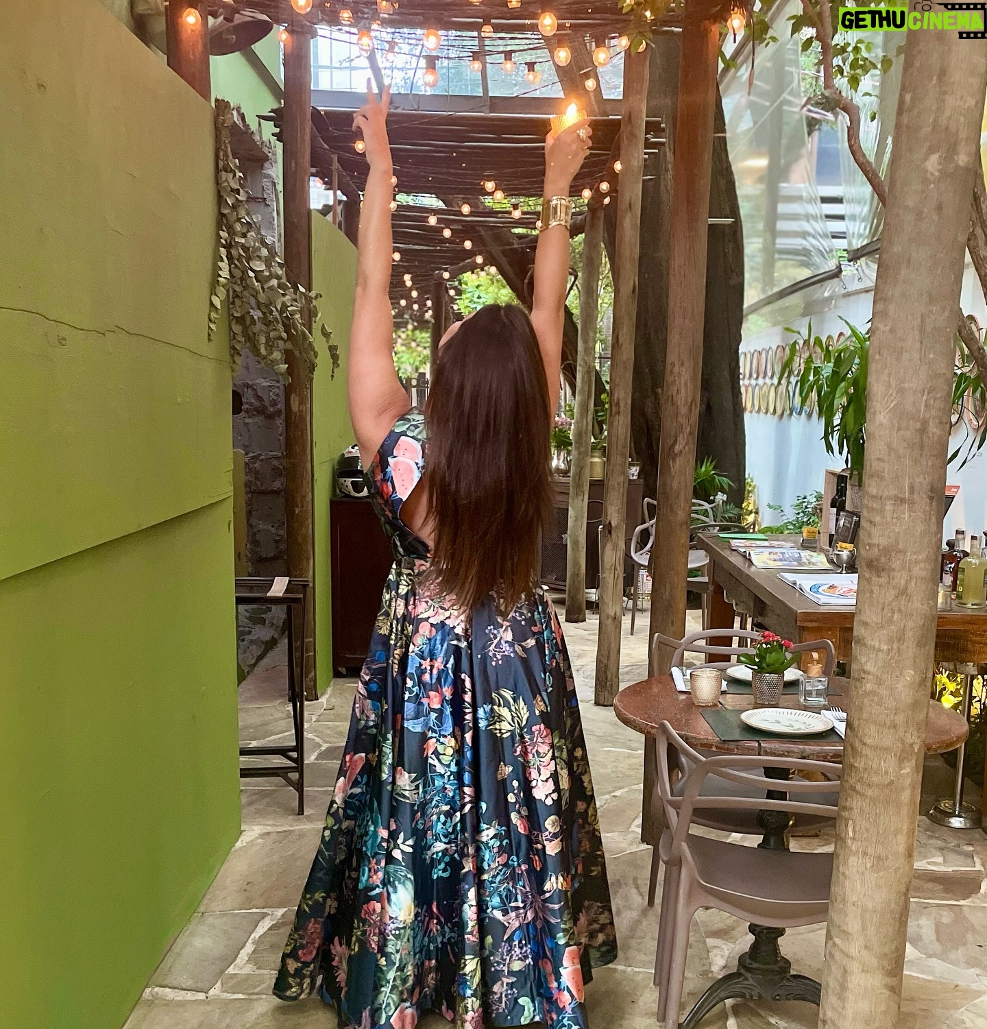 Laryssa Dias - 864 Likes - Meu Aniversário ✨🎂🌟🥂
15.01.2025
Eu comemoro muito, me emociono, reúno todos que eu amo, como bolo e agradeço 🙏🏻
Hoje será a quarta-feira mais animada do planeta!!!!
E só estou começando as comemorações por aqui!!! Hihihi 💫✨
Que seja leve e intenso, que seja luminoso e amoroso 🤍
Lary ✨
Make up by incrível @laiseallmeida @fiodecordel__
Bolo que amo by @tica.mel
#mybirthday #aniversário #laryssadias #mood #2025