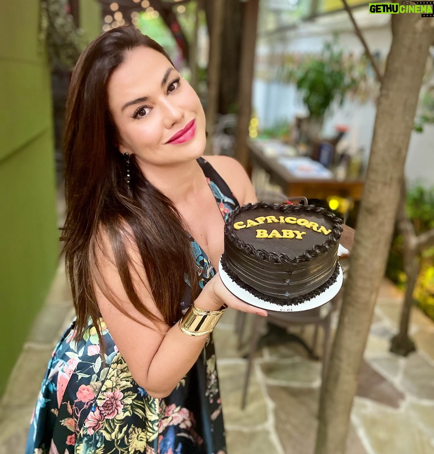 Laryssa Dias - 864 Likes - Meu Aniversário ✨🎂🌟🥂
15.01.2025
Eu comemoro muito, me emociono, reúno todos que eu amo, como bolo e agradeço 🙏🏻
Hoje será a quarta-feira mais animada do planeta!!!!
E só estou começando as comemorações por aqui!!! Hihihi 💫✨
Que seja leve e intenso, que seja luminoso e amoroso 🤍
Lary ✨
Make up by incrível @laiseallmeida @fiodecordel__
Bolo que amo by @tica.mel
#mybirthday #aniversário #laryssadias #mood #2025
