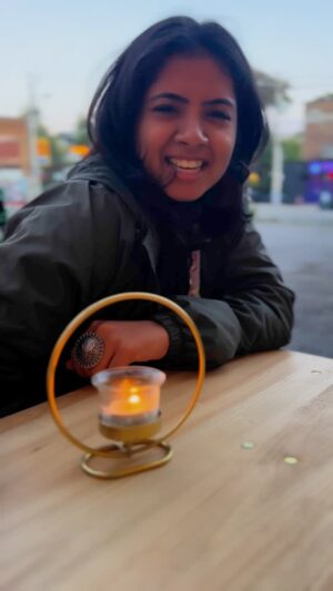 Lasya Nagaraj Instagram - Sitting in a local Mallu chai kadai in Toronto, singing a Tamil song being a Kannadiga in Canada 😍😍😂
